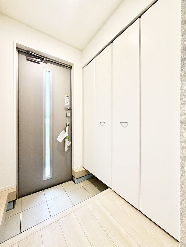 【玄関】1号棟 ■ シンプルで美しく、快適な暮らしの入り口