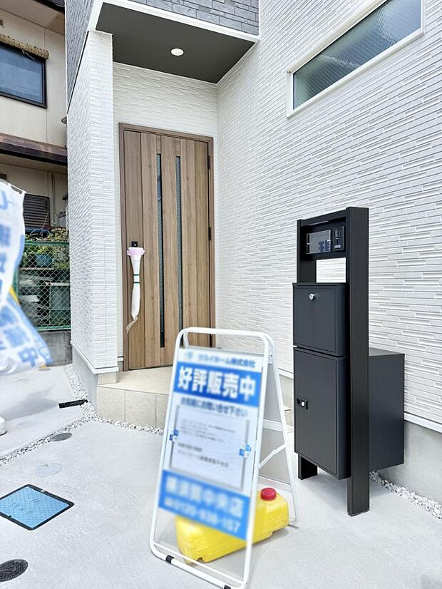【玄関】1号棟 ■ 帰るたびにホッとする、安心感のある佇まい