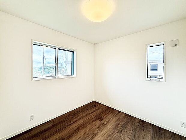 【リビング以外の居室】1号棟 ■清潔感あふれるお部屋で毎日を快適に過ごせます