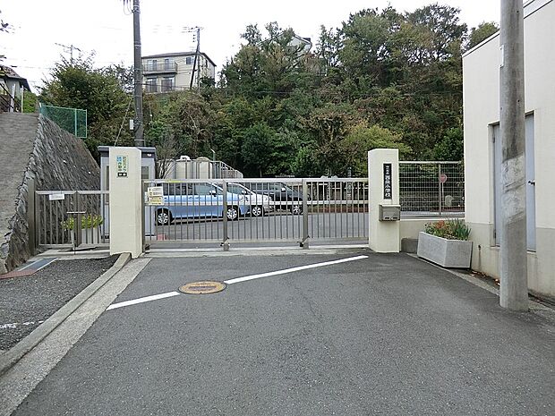 横浜市立西柴小学校(約1,200m・徒歩15分)