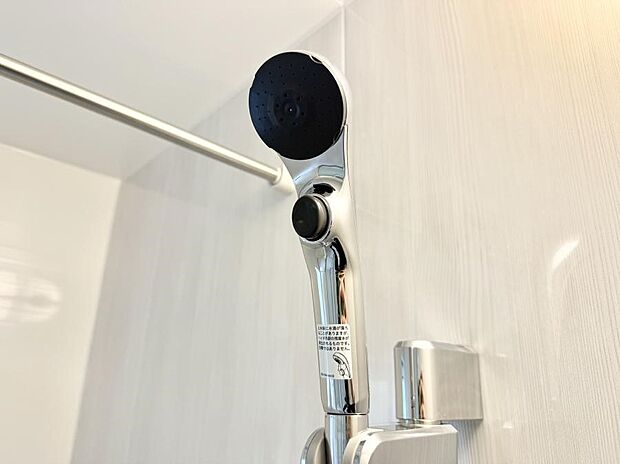 【止水シャワーヘッド】■手元で簡単に止水できるため、水の無駄遣いを減らすことができます。
