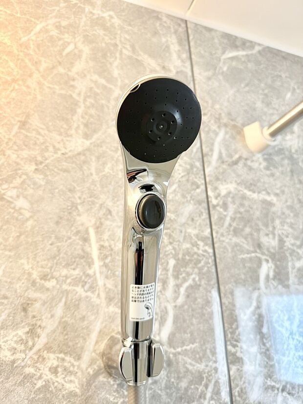 【止水シャワーヘッド】■わざわざシャワー水栓のレバーまで手を伸ばす必要がなく、簡単に止水できる