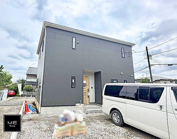 【現地外観写真】4号棟  ■暮らしを彩る充実した設備仕様が備わった住まい