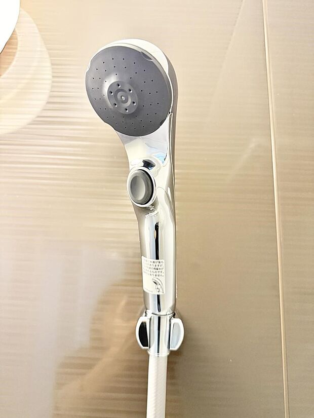 【止水シャワーヘッド】■手元で簡単に止水できるため、水の無駄遣いを減らすことができます。