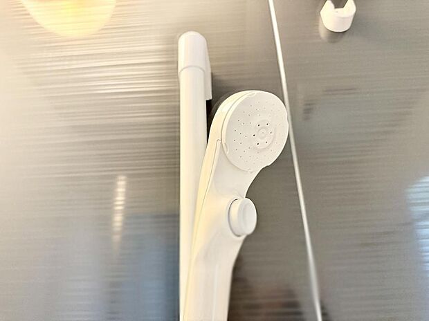 【止水シャワーヘッド】■手元で簡単に止水できるため、水の無駄遣いを減らすことができます。