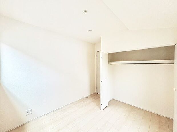 【リビング以外の居室】1号棟 ■落ち着いた色合いのお部屋で穏やかな時間を楽しめます