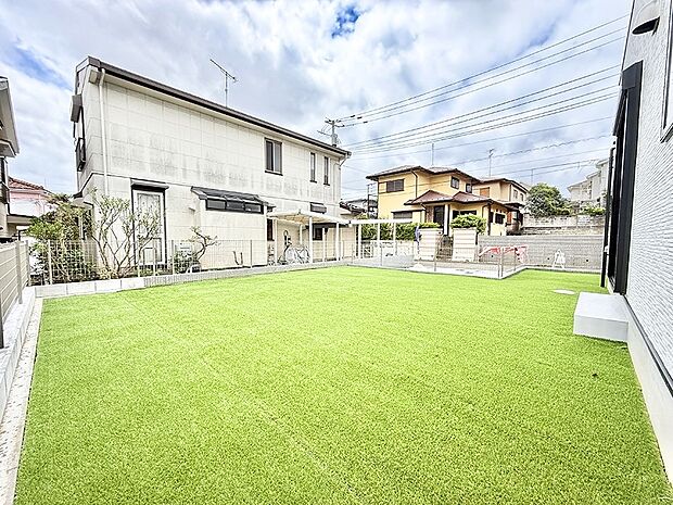 【庭】A号棟 ■暮らしに潤いを与える、緑が取り入れられた住まいです