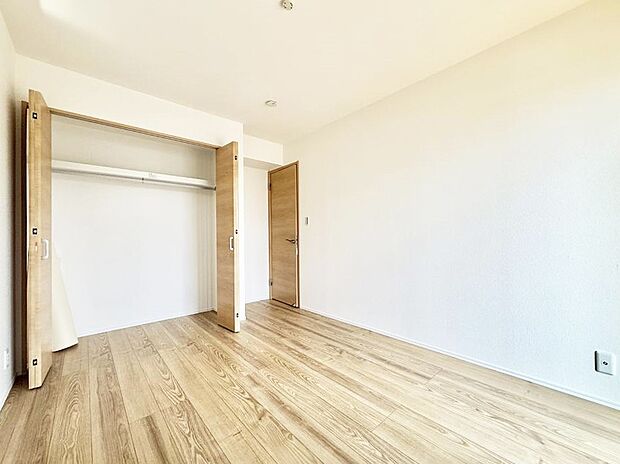 【リビング以外の居室】2号棟 ■清潔感あふれるお部屋で毎日を快適に過ごせます