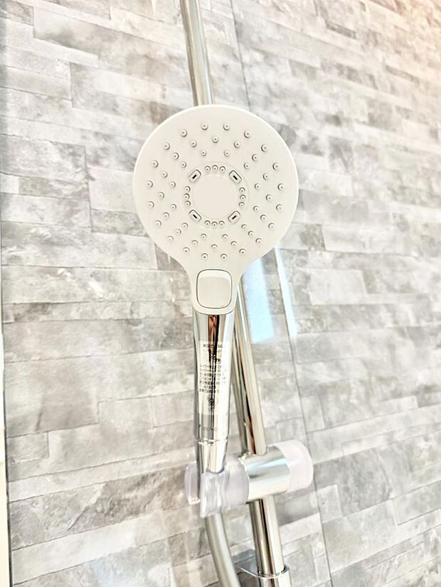 【止水シャワーヘッド】■手元で簡単に止水できるため、水の無駄遣いを減らすことができます。