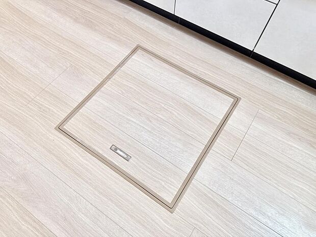 【床下収納】■日用品やストックに便利な床下収納