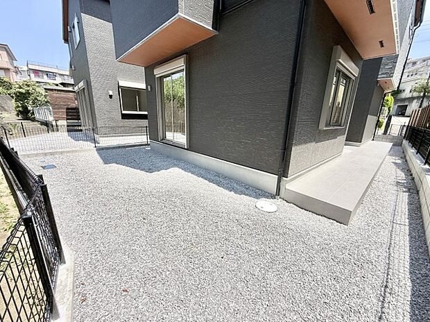 【庭】2号棟 ■ガーデニングも楽しめる庭付き邸宅