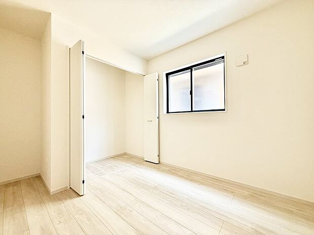 【リビング以外の居室】1号棟 ■清潔感あふれるお部屋で毎日を快適に過ごせます