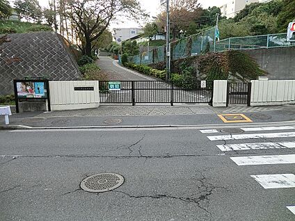 横浜市立芹が谷中学校 290m(4分)