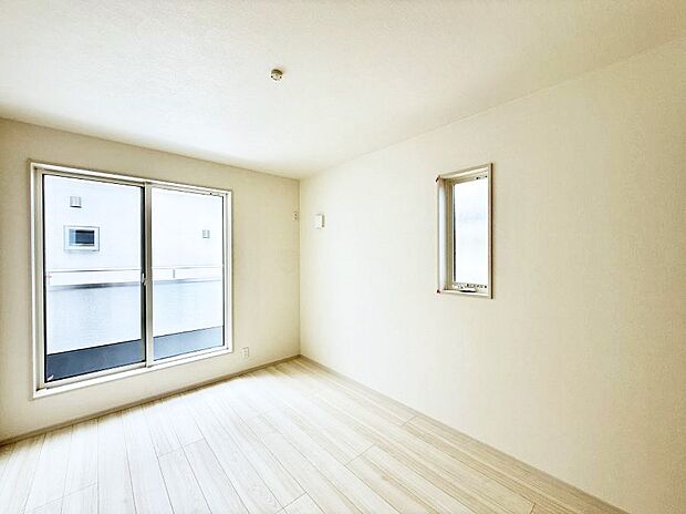 【寝室】2号棟 ■窓の配置や通気性の良い設計で部屋の空気がこもらず、常に新鮮な空気が流れます