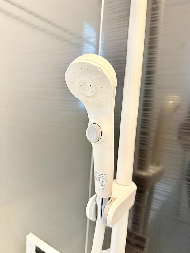 【止水シャワーヘッド】■手元で簡単に止水できるため、水の無駄遣いを減らすことができます。