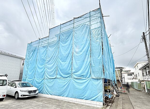 【現地外観写真】2号棟 ■家族の笑顔があふれる、心安らぐ住まいです