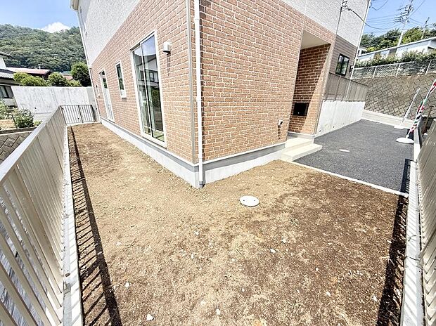 【庭】2号棟 ■季節の移ろいを感じられる、落ち着いた雰囲気の屋外空間