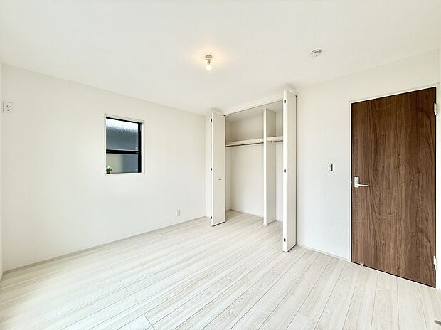 【リビング以外の居室】2号棟 ■落ち着いた色合いのお部屋で穏やかな時間を楽しめます