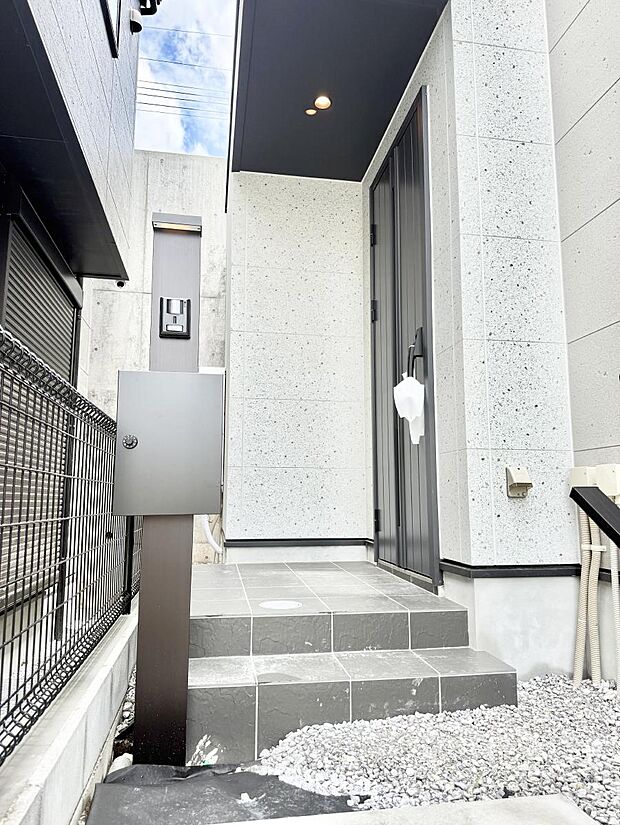 【玄関】B号棟 ■ 帰るたびにホッとする、安心感のある佇まい
