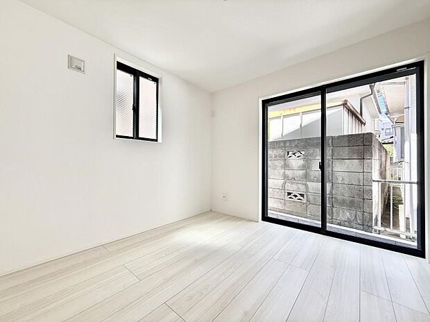 【リビング以外の居室】2号棟 ■落ち着いた色合いのお部屋で穏やかな時間を楽しめます