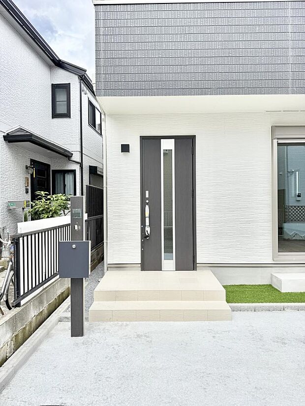 【玄関】A号棟  ■ シンプルで美しく、住まいの第一印象を彩る玄関です
