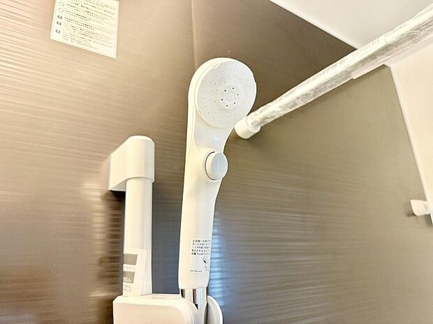 【止水シャワーヘッド】■手元で簡単に止水できるため、水の無駄遣いを減らすことができます。