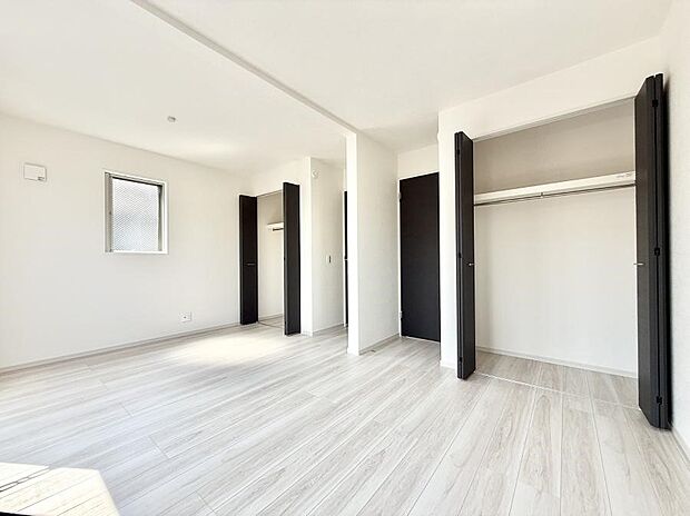 【リビング以外の居室】1号棟 ■落ち着いた色合いのお部屋で穏やかな時間を楽しめます