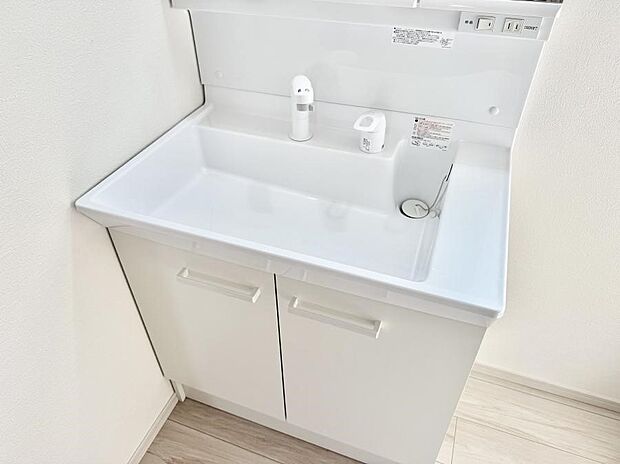 【ハンドシャワー付洗面台】■細かい部分まで洗いやすく便利なハンドシャワー付き