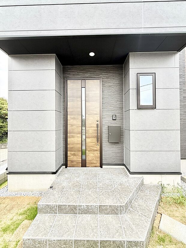 【玄関】1号棟 ■ 家族とゲストをやさしく迎える、心温まる玄関