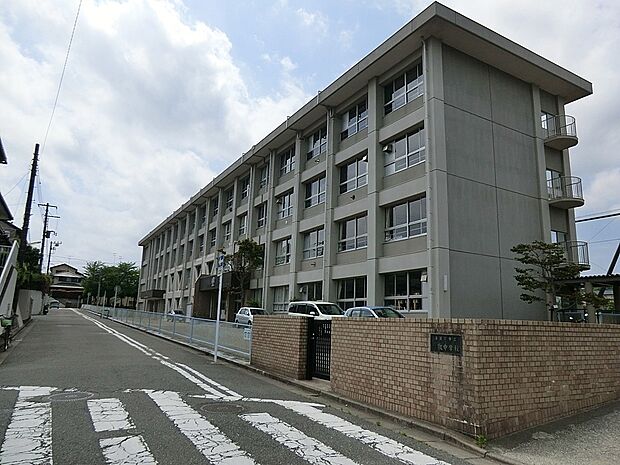 横須賀市立鷹取中学校(約1,400m・徒歩18分)