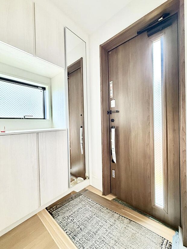 【玄関】4号棟 ■ シンプルで美しく、快適な暮らしの入り口