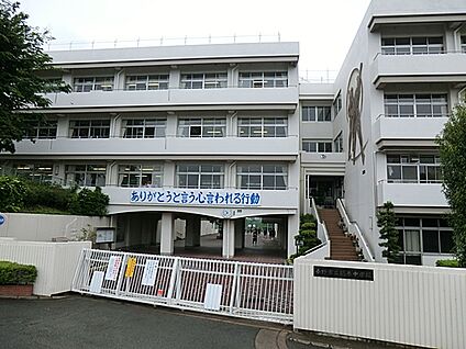 秦野市立鶴巻中学校 1400m(18分)