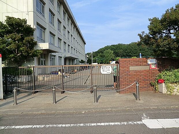 藤沢市立天神小学校（約1,300m・徒歩17分）