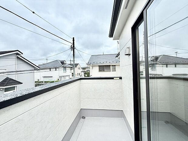 【バルコニー】1号棟  ■ 季節の移ろいを感じられる開放的な空間です