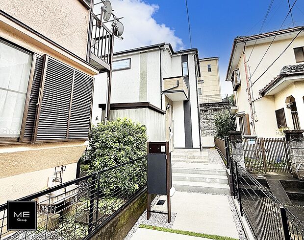 【現地外観写真】■暮らしを彩る充実した設備仕様が備わった住まい