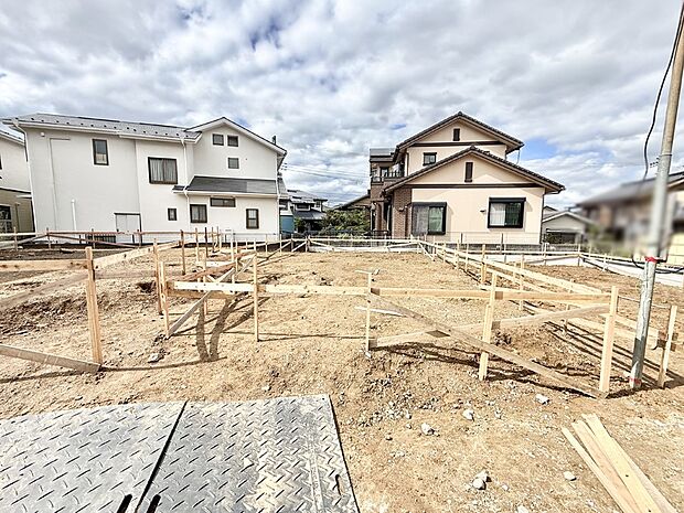 【現地外観写真】B号棟  ■暮らしを彩る充実した設備仕様が備わった住まい
