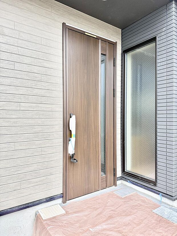 【玄関】2号棟 ■ 心地よい暮らしへとつながる、温かい玄関