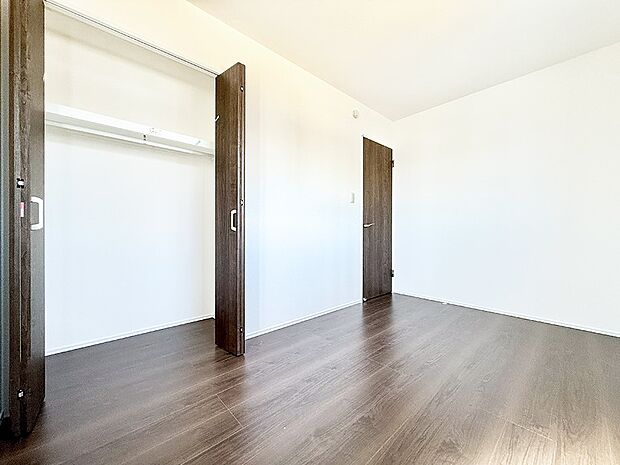 【リビング以外の居室】1号棟 ■落ち着いた雰囲気のお部屋で心が安らぐ空間
