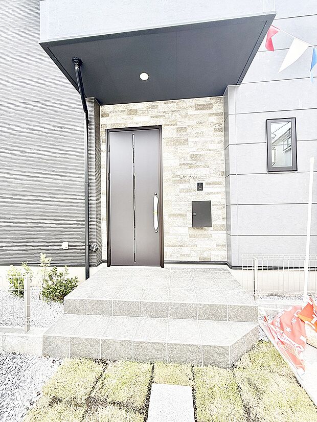 【玄関】1号棟 ■ 帰るたびにホッとする、安心感のある佇まい