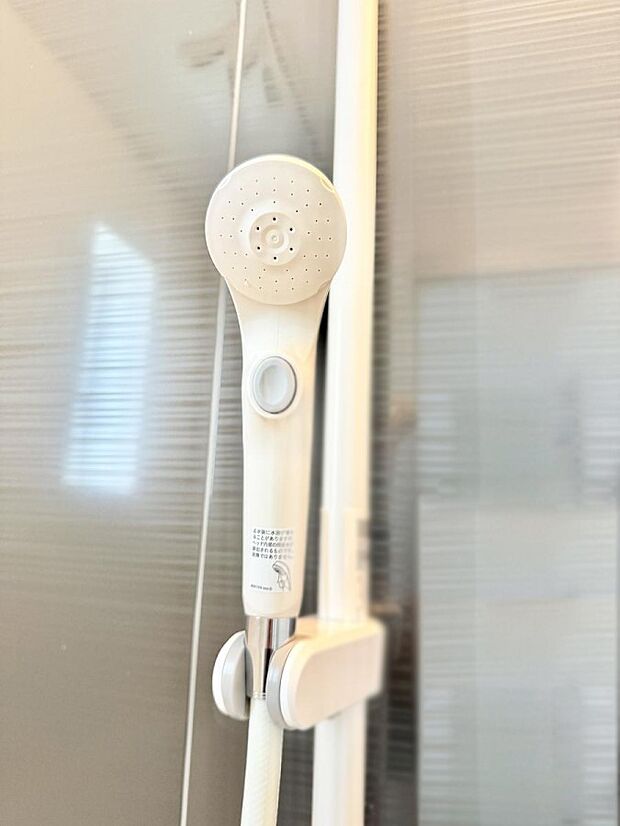 【止水シャワーヘッド】■手元で簡単に止水できるため、水の無駄遣いを減らすことができます。