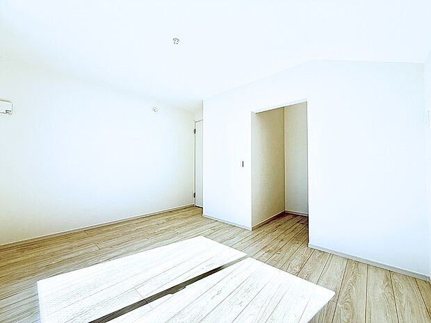 【リビング以外の居室】2号棟  ■落ち着いた色合いのお部屋で穏やかな時間を楽しめます