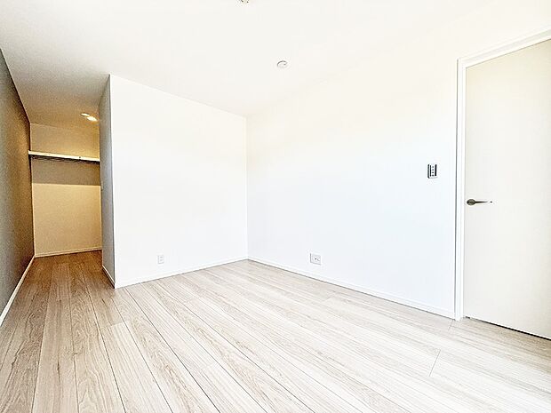 【リビング以外の居室】6号棟 ■落ち着いた色合いのお部屋で穏やかな時間を楽しめます