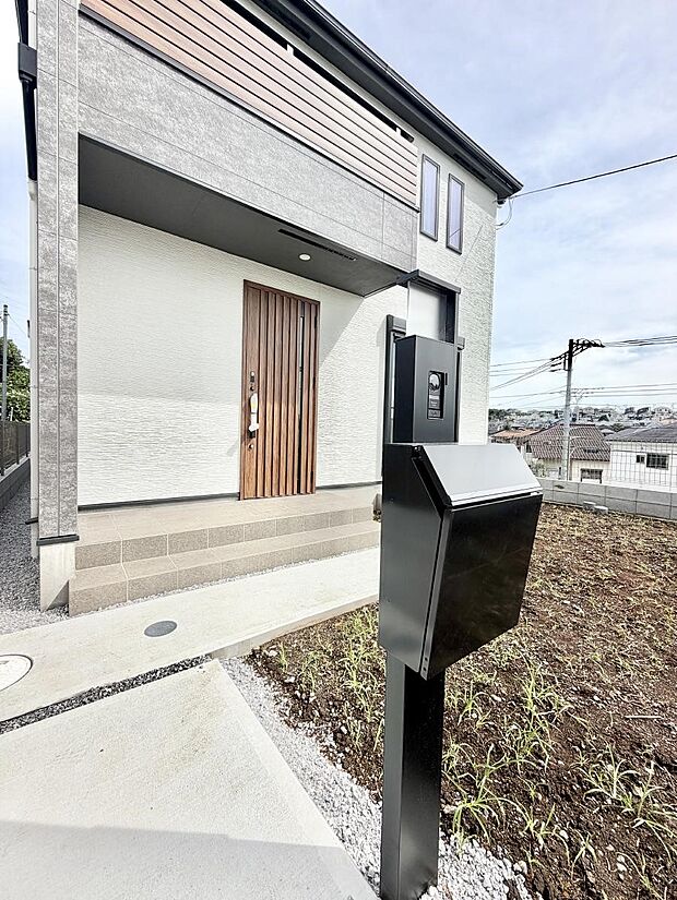 【玄関】1号棟 ■ 帰るたびにホッとする、安心感のある佇まい