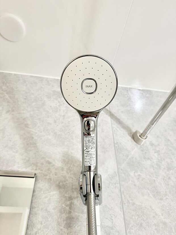 【止水シャワーヘッド】■手元で簡単に止水できるため、水の無駄遣いを減らすことができます。
