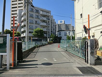 バオバブ保育園小さな家 450m(6分)