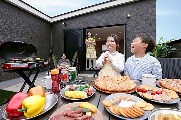 屋上庭園※施工例 ■南向きの屋上庭園は、家族だけのプライベート空間です。家族の「楽しい!」が広がる屋上庭園。BBQやホームパーティーで、思い出づくりをもっと身近に。