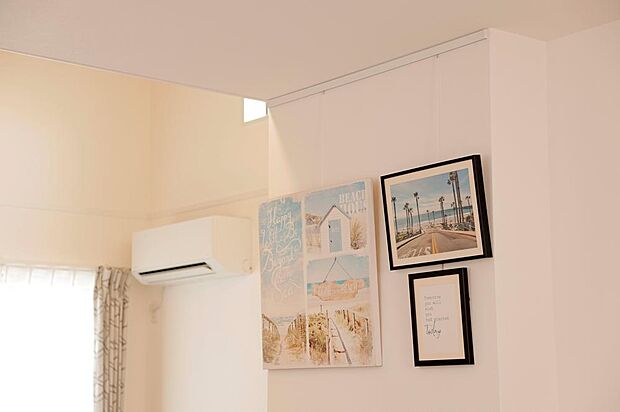 【ピクチャーレール】デザイナーズ仕様のこの物件は、ピクチャーレールやデコカウンター・最新エアコンなど、プロが手掛けた特別デザインになっています。