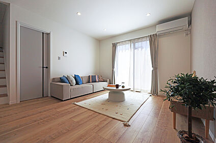 明るい光が降り注ぐ南向きLDK※現地写真