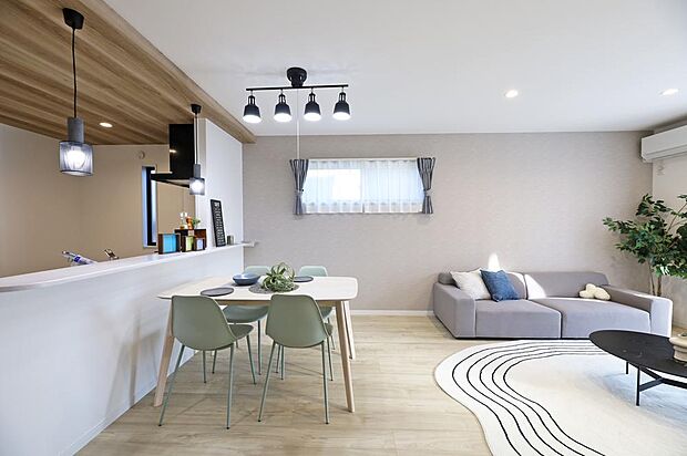 【LDK※現地写真】■リビングまで見渡せるカウンターキッチンでは、子ども達がお昼寝している様子や遊んでいる様子などを見守りながらお料理ができます。