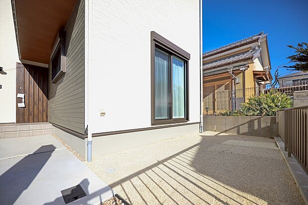 【庭※現地写真】ご家族の自転車やバイク、アウトドア用品なども置いて置けるスペースがあります。